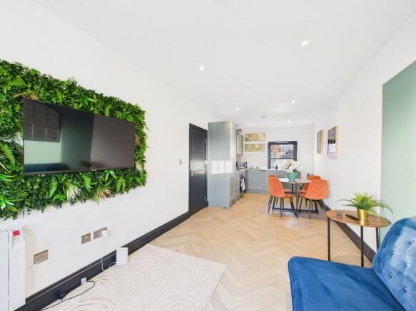 CAM04693G0-PR0085...