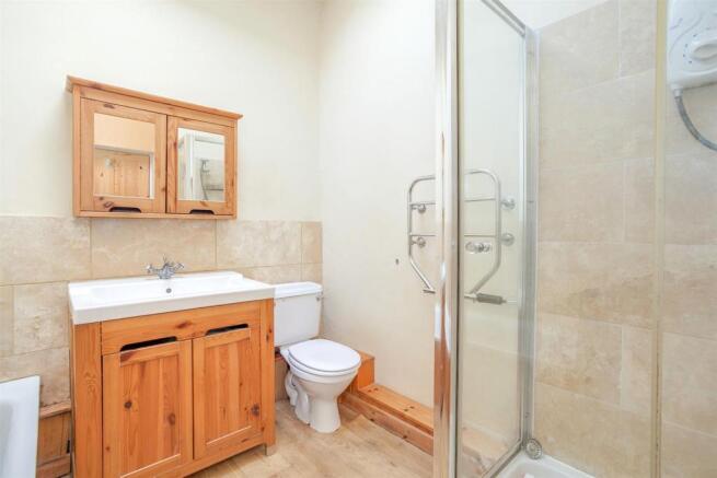 Bathroom 1.jpg