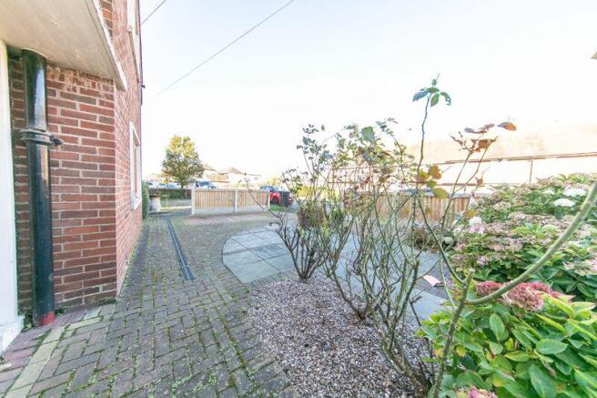 Front garden/Driveway