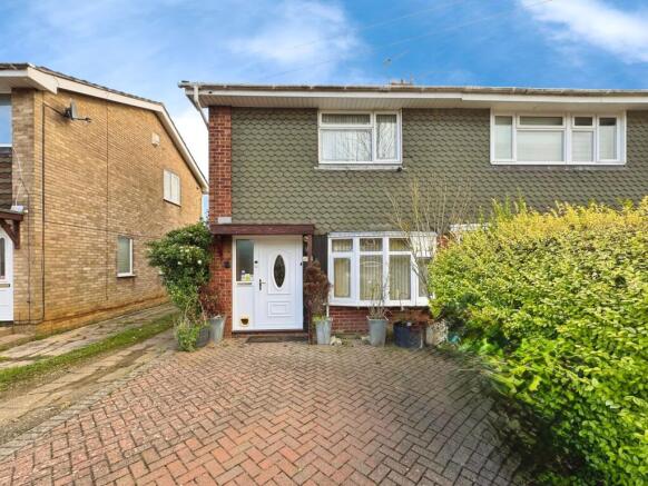 3-bed semi-detached on Hillingford Way, Grantham, NG31, £160,000