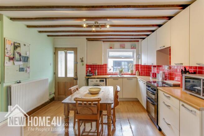 KITCHEN/ BREAKFAST ROOM: