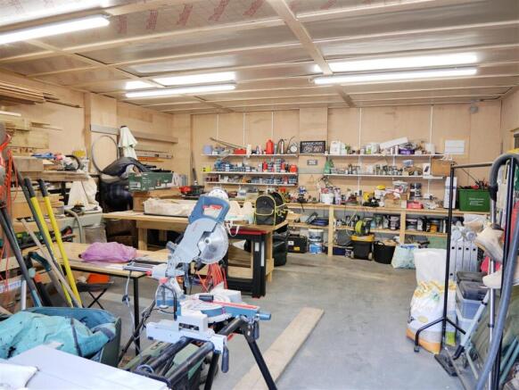 DOUBLE GARAGE WORKSHOP