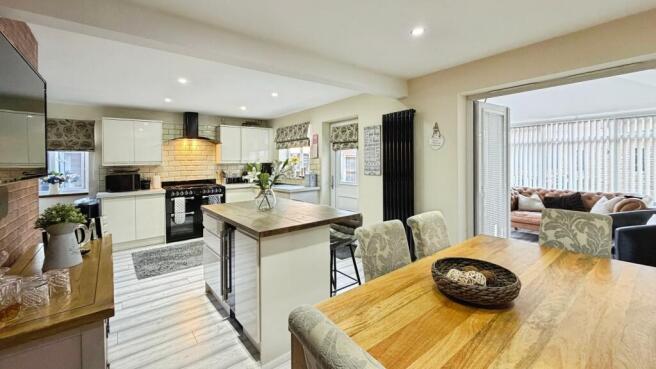 4 bed Detached for sale Image 5