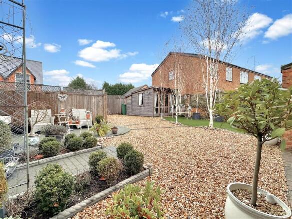 Delightful Low-Maintenance Garden 780