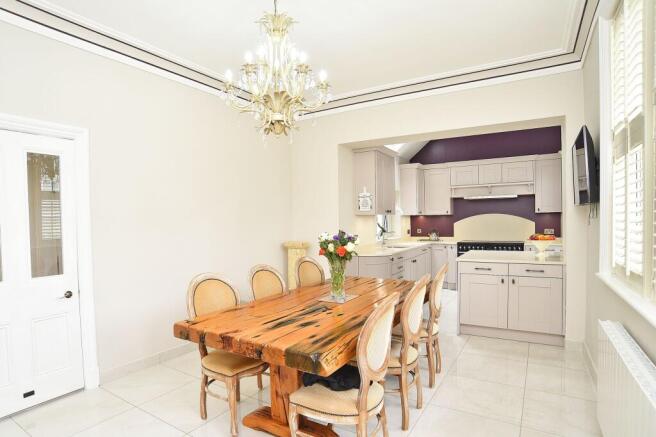 6 bed Detached for sale Image 12