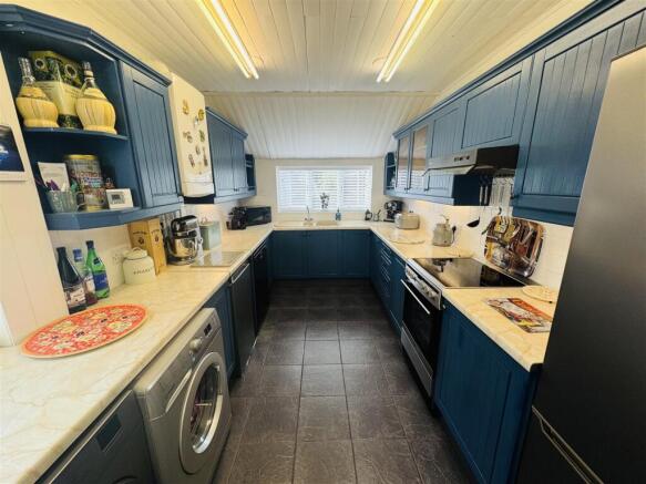 KITCHEN/BREAKFAST ROOM