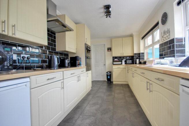 4 bed Detached for sale Image 6