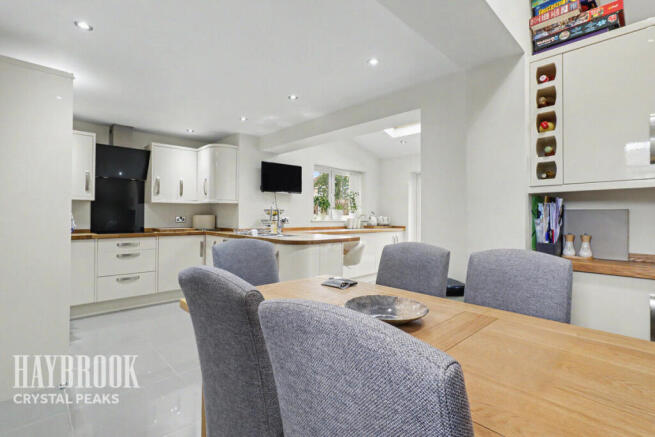 4 bed Detached for sale Image 11