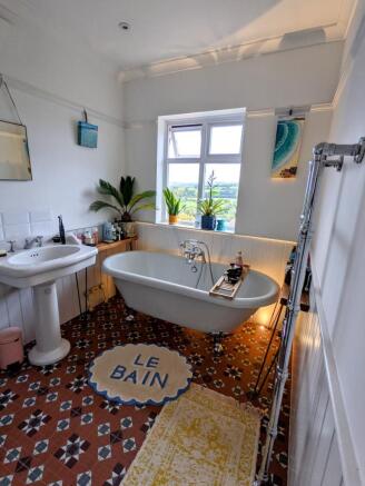Bathroom1.JPG