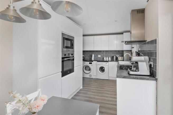 36 Goodrington Close, Banbury-10.jpg