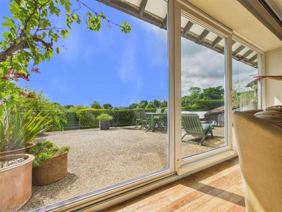 5 bed Detached for sale Image 4