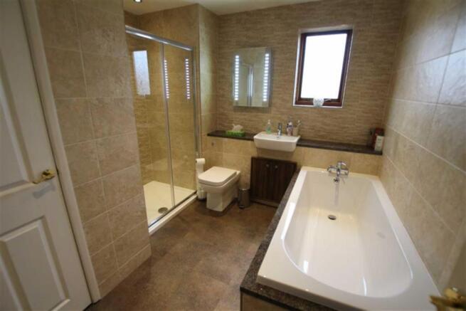 FAMILY BATHROOM/WC