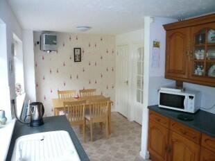 KITCHEN / BREAKFAST