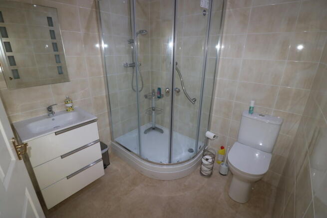 5 bed Semi-Detached to rent Image 9
