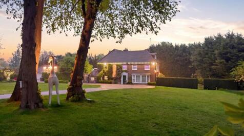 High Road, Chigwell, IG7