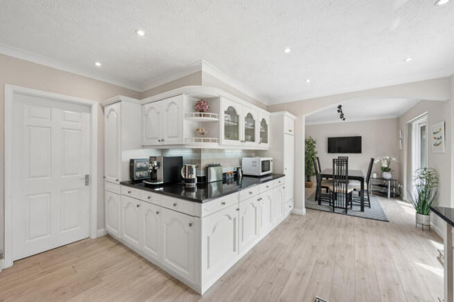 4 bed Detached for sale Image 12