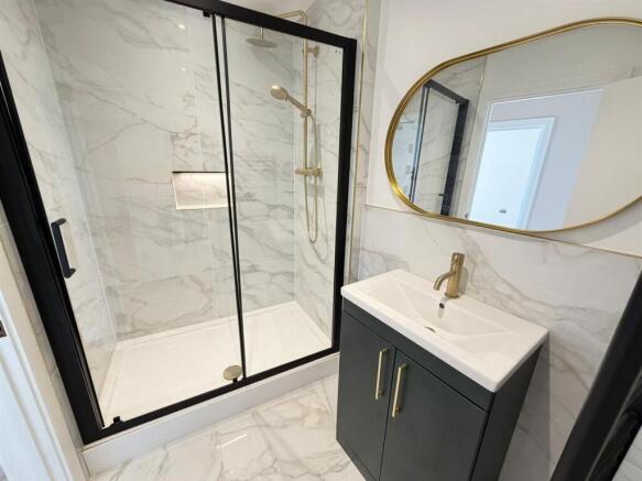 Bathroom (2).jpg