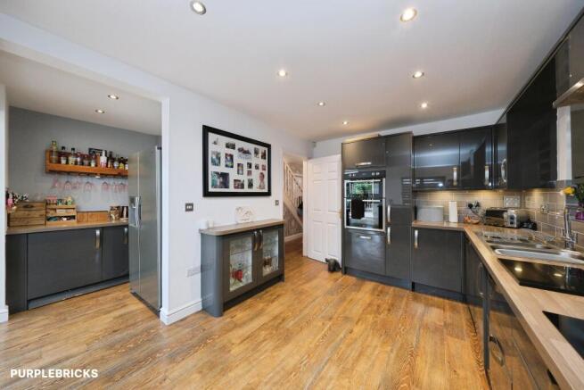 5 bed Detached for sale Image 12