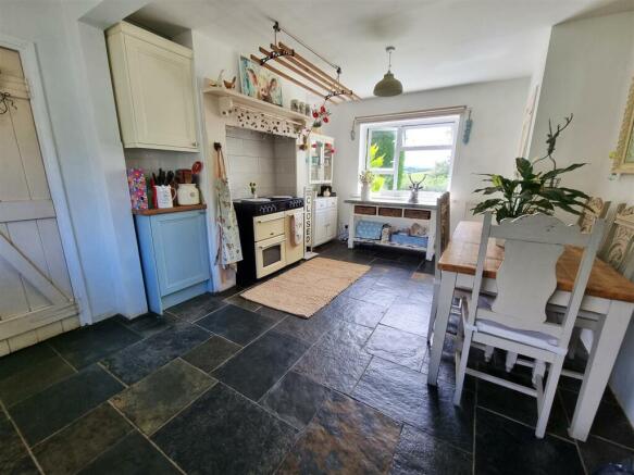 Kitchen 2.jpg
