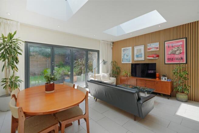 5 bed Detached for sale Image 12