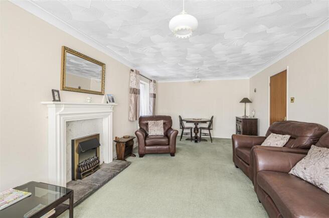 Lounge/Dining Room