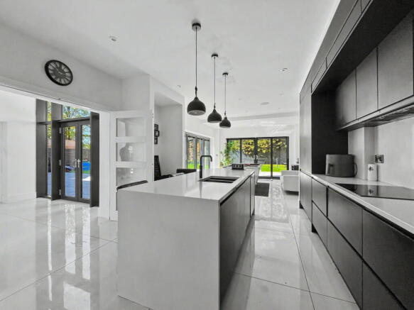 5 bed Detached for sale Image 5