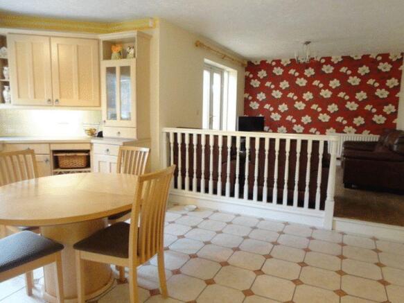 LIVING KITCHEN...