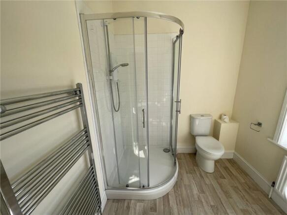 4 bed Semi-Detached to rent Image 8