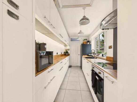 CAM04018G0-PR0433-STILL025