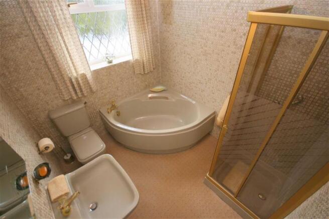 FAMILY BATHROOM / WC