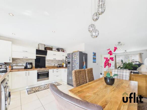 4 bed Semi-Detached for sale Image 11