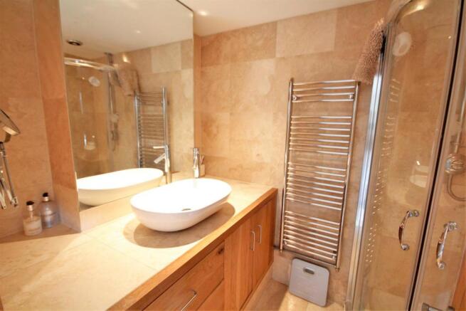 EN-SUITE SHOWER ROOM