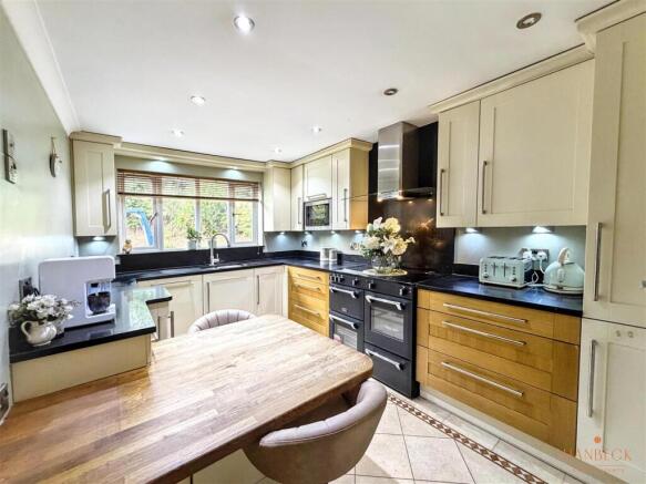 4 bed Detached for sale Image 8
