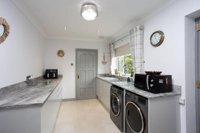 4 bed Detached for sale Image 7