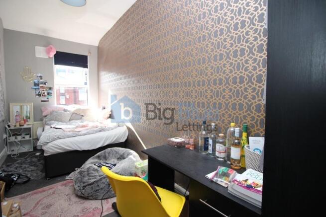 A cozy and well-decorated single bedroom featur...