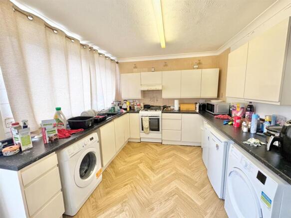 Kitchen 1.jpg