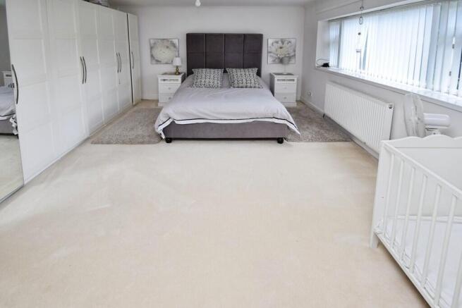 4 bed Detached for sale Image 8