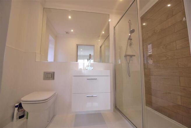 EN-SUITE SHOWER ROOM