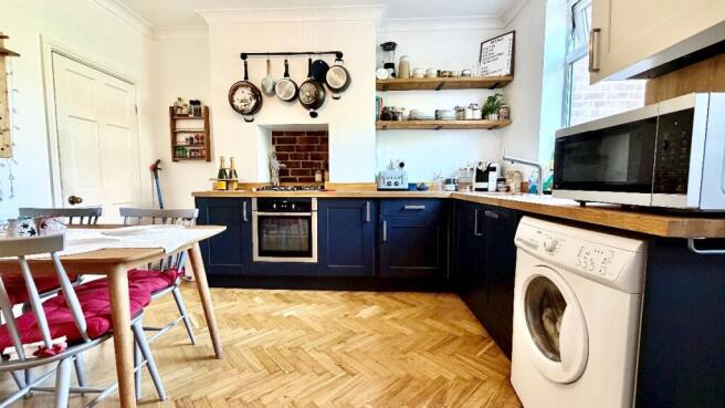 2 bed Terraced to rent Image 6