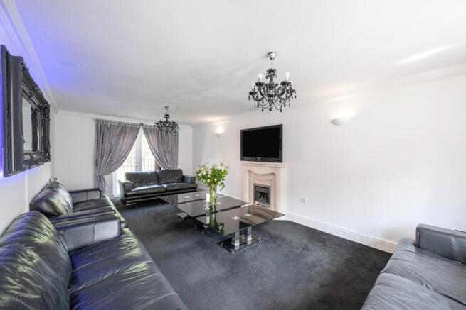 5 bed Detached for sale Image 4