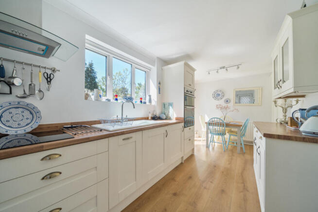 Ledger Drive, Addlestone, KT15 photo 4