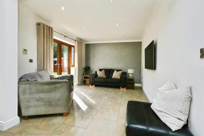 6 bed Detached for sale Image 5