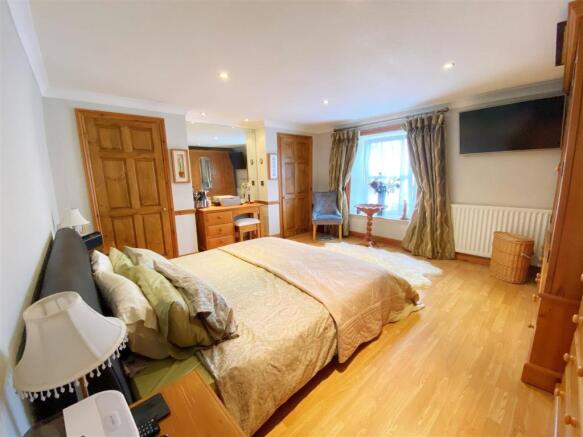 Bedroom 1 pic 1.jpg