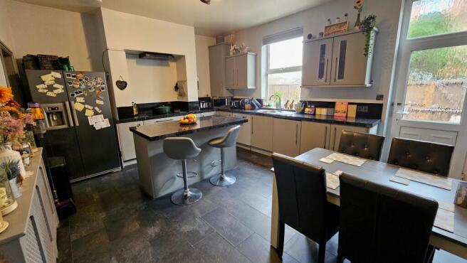 3 bed Terraced to rent Image 4