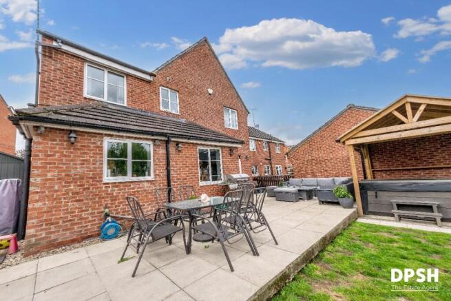 5 bed Detached for sale Image 4
