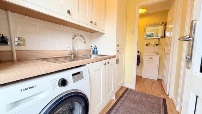 4 bed Detached for sale Image 8