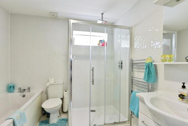 4 bed Detached for sale Image 11