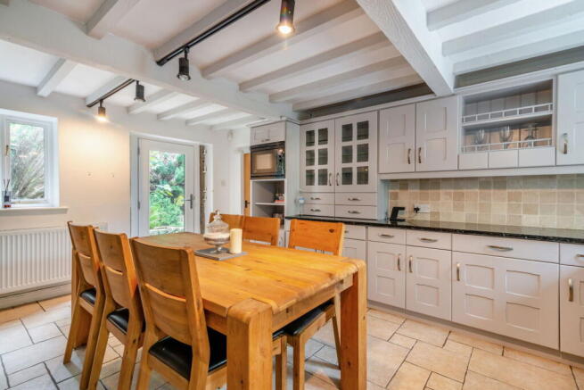 5 bed Detached for sale Image 9