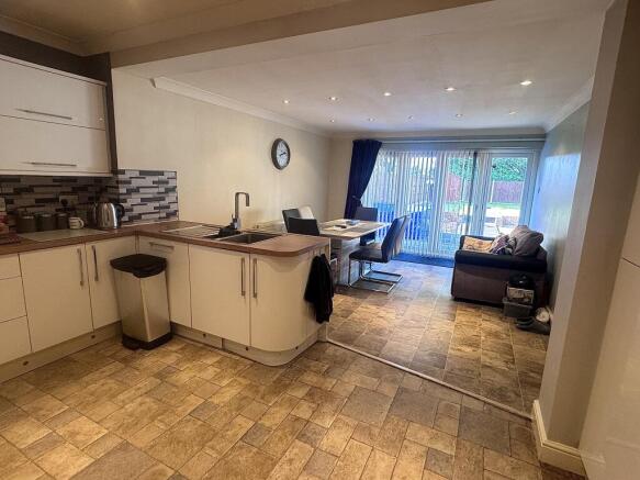 2 bed House to rent Image 10