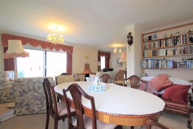 'L' Shape Lounge/ Dining Room